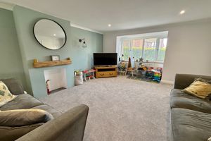 17' Lounge- click for photo gallery